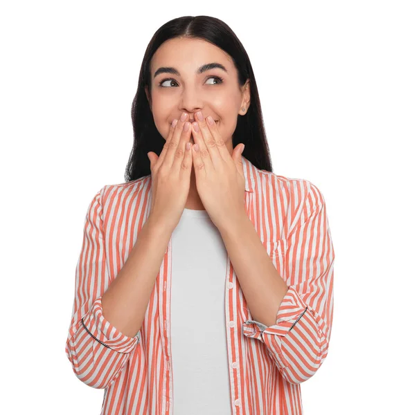 Peinliche Junge Frau Bedeckt Mund Mit Händen Auf Weißem Hintergrund — Stockfoto