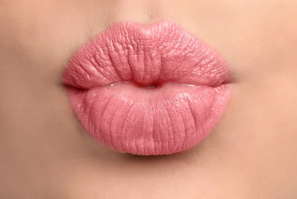 Widok Bliska Piękna Kobieta Puckering Usta Dla Pocałunek — Zdjęcie stockowe