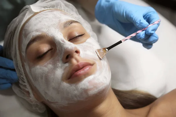 Cosmetologo Applicare Maschera Sul Viso Del Cliente Nel Salone Spa — Foto Stock