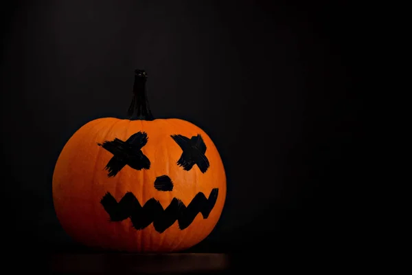 Celebração Halloween Abóbora Com Rosto Desenhado Mesa Escuridão Espaço Para — Fotografia de Stock