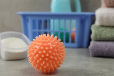 Gri mermer masada turuncu kurutucu topu, yakın plan. Metin için boşluk