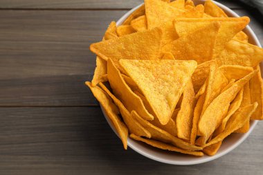 Tahta masadaki kasede tortilla cipsi (nachos).