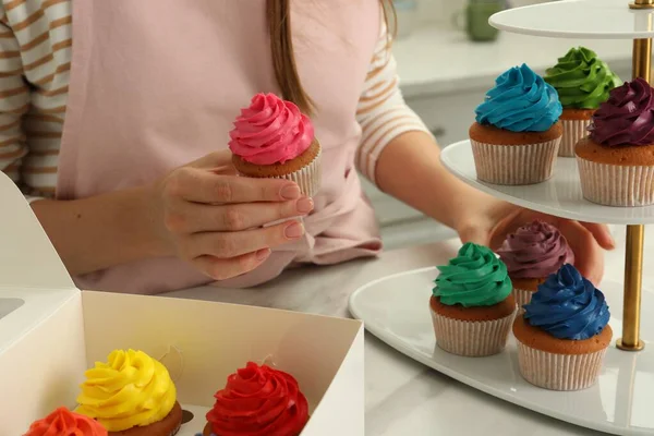 Mulher Colocando Deliciosos Cupcakes Coloridos Carrinho Sobremesa Mesa Branca Dentro — Fotografia de Stock