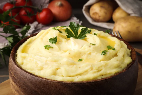 Schüssel Mit Frisch Gekochten Kartoffelpüree Mit Petersilie Auf Holztisch Nahaufnahme — Stockfoto