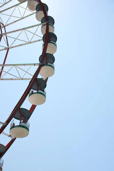 Beautiful Large Ferris Wheel Palm Tree Blue Sky Low Angle — Fotografia de Stock