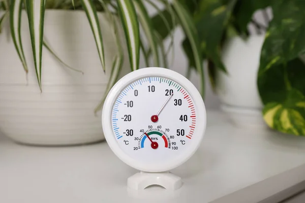 Kerek Higrométer Hőmérővel Növényekkel Fehér Asztalon — Stock Fotó