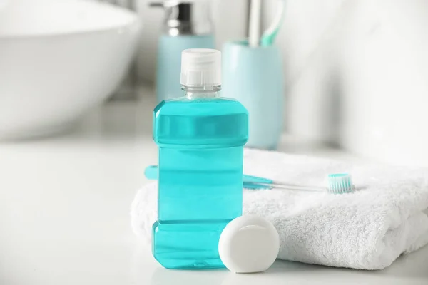 Banyodaki Beyaz Tezgahta Gargara Diş Fırçası Havlu Diş Ipi — Stok fotoğraf