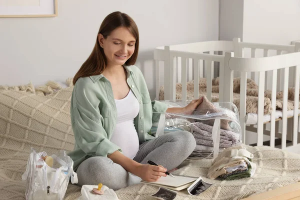 Zwangere Vrouw Bereidt Lijst Van Noodzakelijke Items Brengen Het Moederschap — Stockfoto