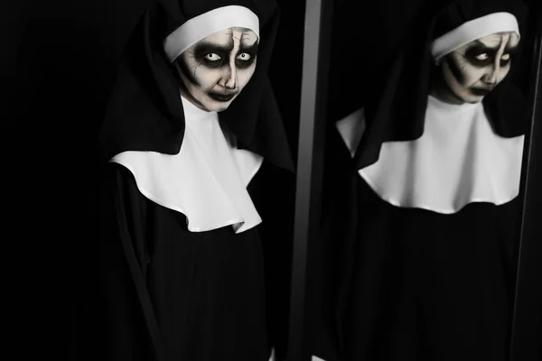 Nonne Diabolique Effrayante Près Miroir Sur Fond Noir Fête Halloween — Photo