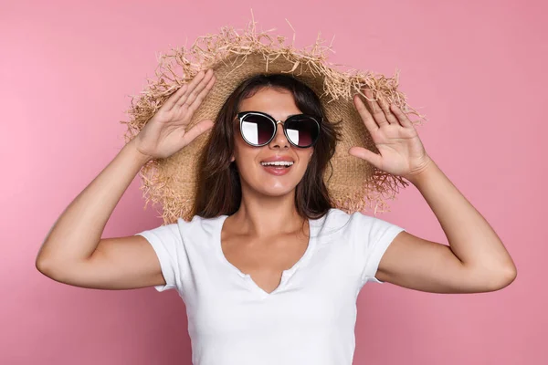 Šťastná Krásná Žena Stylovou Slaměnou Čepicí Slunečními Brýlemi Růžovém Pozadí — Stock fotografie