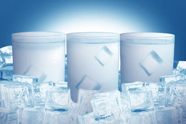 Gläser Wodka Und Eiswürfel Auf Hellblauem Hintergrund — Stockfoto