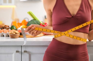 Mutfakta mezurası olan kadın, yakın plan. Keto diyeti