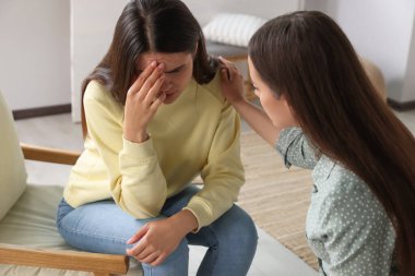 Ofiste genç bir kadınla çalışan profesyonel bir psikolog.