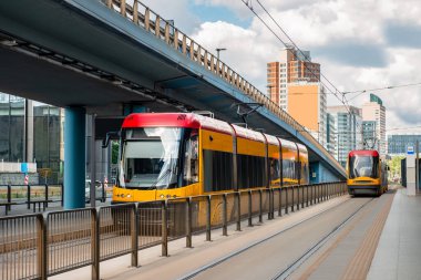 Güneşli bir günde tramvay yakınında modern tramvay. Toplu taşıma