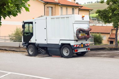 Şehirdeki modern süpürücü araba