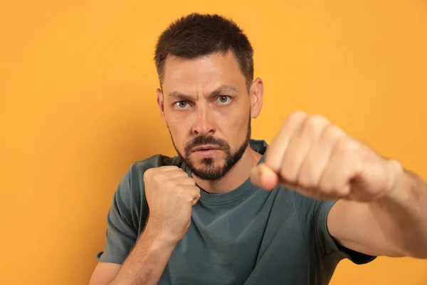 Aggressive Man Throwing Punch Orange Background — Stock Photo, Image