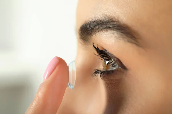 Junge Frau Setzt Kontaktlinse Ihr Auge Nahaufnahme — Stockfoto