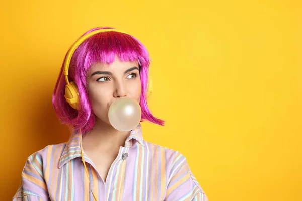 Modieuze Jonge Vrouw Kleurrijke Pruik Met Koptelefoon Blazen Bubblegum Gele — Stockfoto