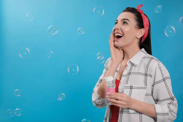 Jonge Vrouw Hebben Plezier Met Zeepbellen Lichtblauwe Achtergrond Ruimte Voor — Stockfoto