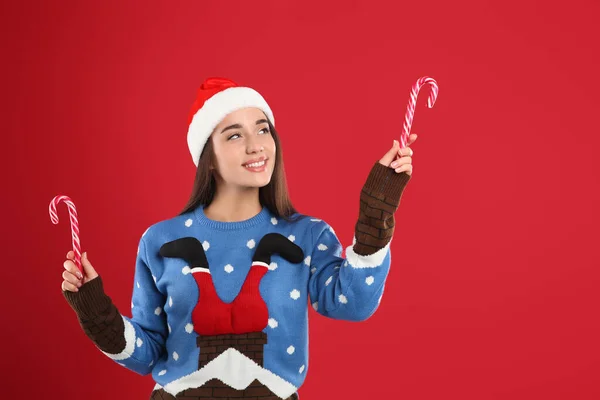 Giovane Donna Maglione Natale Cappello Babbo Natale Possesso Bastoncini Zucchero — Foto Stock