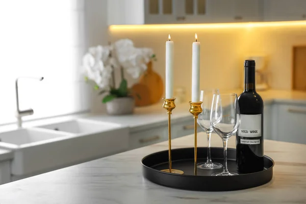 Paar Schöner Goldener Kerzenständer Und Wein Auf Weißem Marmortisch Der — Stockfoto