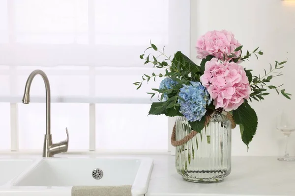 Schöne Hortensienblüten Der Vase Auf Dem Küchentisch Raum Für Text — Stockfoto