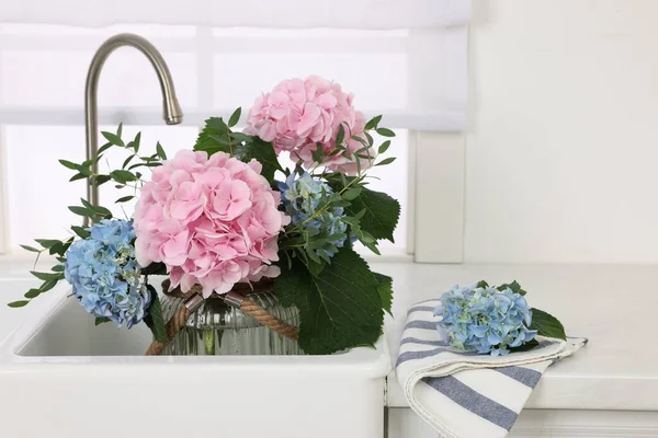 Váza Krásnými Hortensia Květiny Kuchyňském Dřezu — Stock fotografie