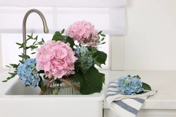 Vas Med Vackra Hortensia Blommor Diskbänk — Stockfoto