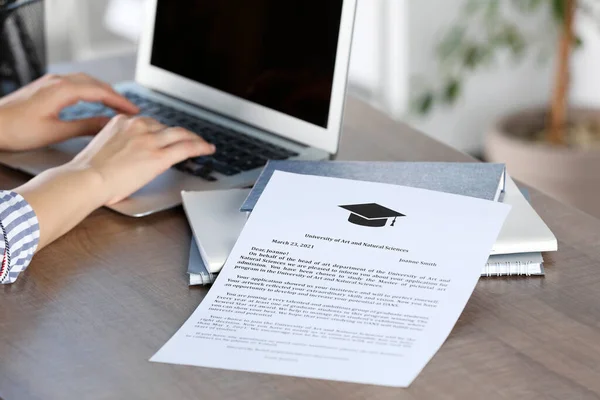 Студент Работающий Ноутбуком Столом Помещении Фокусируется Письме Приемной Университета — стоковое фото