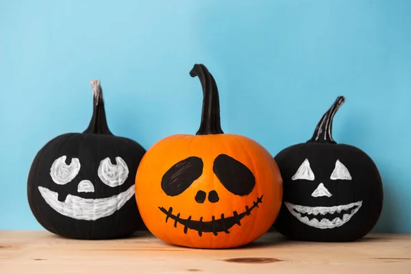 Halloween Feest Pompoenen Met Griezelige Getekende Gezichten Houten Tafel — Stockfoto