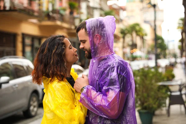 Jovem Casal Capas Impermeáveis Desfrutando Tempo Juntos Rua Cidade — Fotografia de Stock