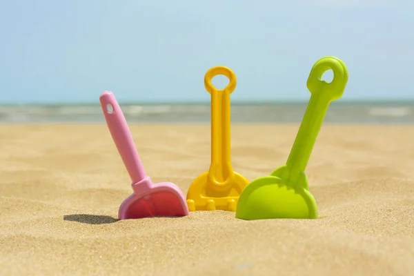 Denize Yakın Kumsalda Renkli Kumsal Oyuncakları — Stok fotoğraf