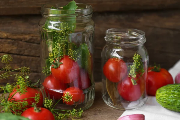 Glazen Potten Verse Groenten Kruiden Houten Tafel Pickling Recept — Stockfoto