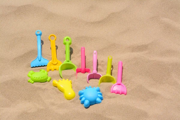 Bunte Strandspielzeuge Auf Sand — Stockfoto