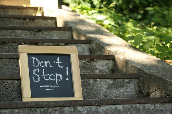 Tableau Noir Avec Phrase Don Stop Stone Stairs Outdoors Espace — Photo