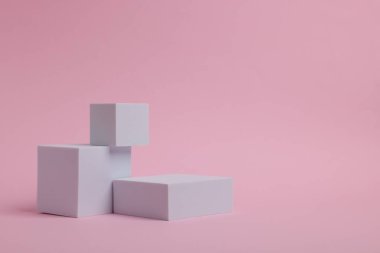Ürün sunumu için sahne. Pembe zemin üzerinde farklı geometrik şekiller, metin için boşluk