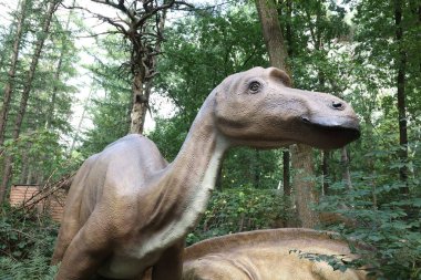 Amersfoort, Hollanda - 20 Ağustos 2022: DierenPark 'taki dinozor açık havada