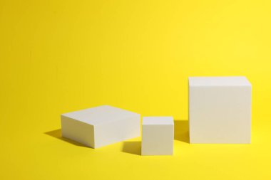 Ürün sunumu için sahne. Sarı arkaplanda farklı geometrik şekiller