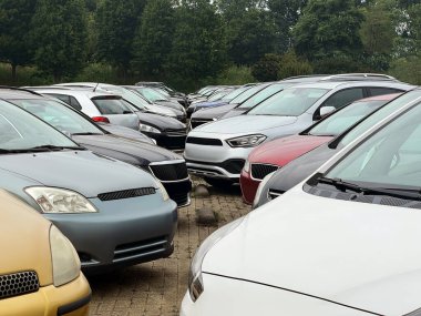 Otoparktaki birçok farklı arabanın görüntüsü