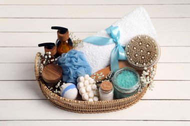 Beyaz ahşap masada farklı kişisel bakım ürünleriyle spa seti
