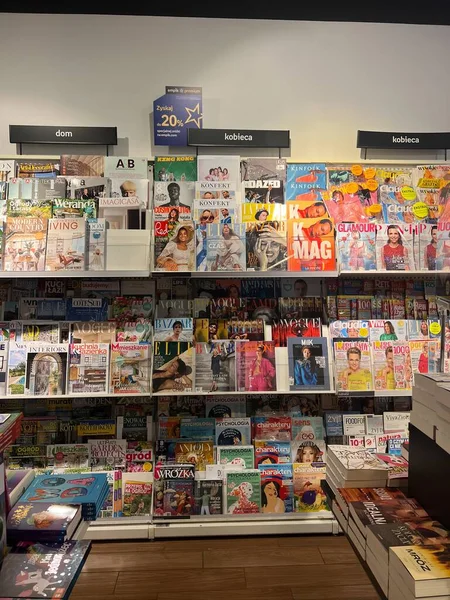 Warsaw Polonia Julio 2022 Estante Con Diferentes Revistas Tienda —  Fotos de Stock