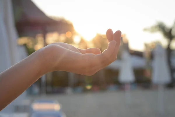 Meisje Houdt Haar Hand Tegen Zonlicht Het Strand Close — Stockfoto