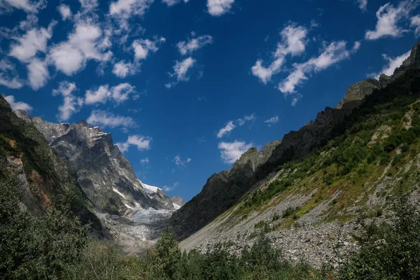 多云的天空下群山的风景画 — 图库照片