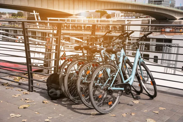 Πολλά Σταθμευμένα Ποδήλατα Κοντά Στη Σύγχρονη Γέφυρα Εξωτερικούς Χώρους — Φωτογραφία Αρχείου