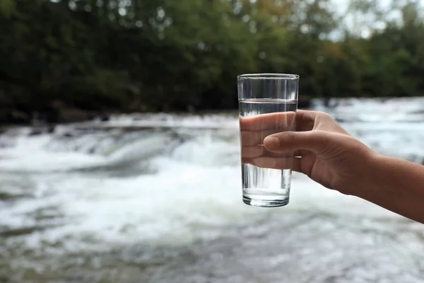 Жінка Тримає Склянку Прісної Води Біля Річки Крупним Планом Простір — стокове фото