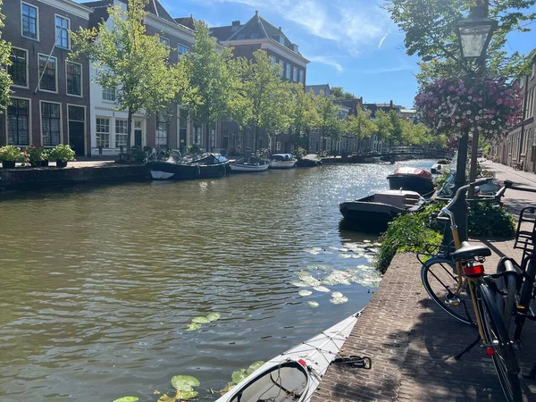Leiden Holandia Sierpnia 2022 Widok Ulicę Miejską Budynkami Wzdłuż Kanału — Zdjęcie stockowe