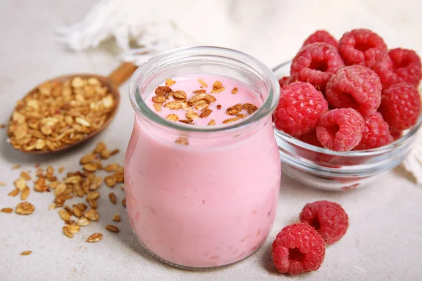 Sabroso Batido Frambuesa Con Granola Frasco Vidrio Bayas Frescas Mesa —  Fotos de Stock