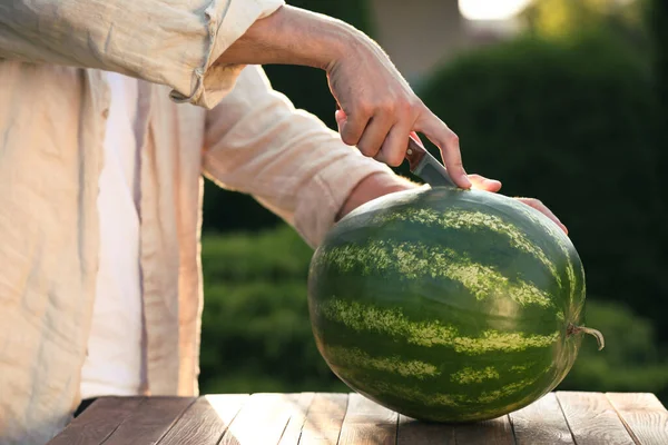 Homme Coupant Pastèque Mûre Savoureuse Table Bois Extérieur Gros Plan — Photo