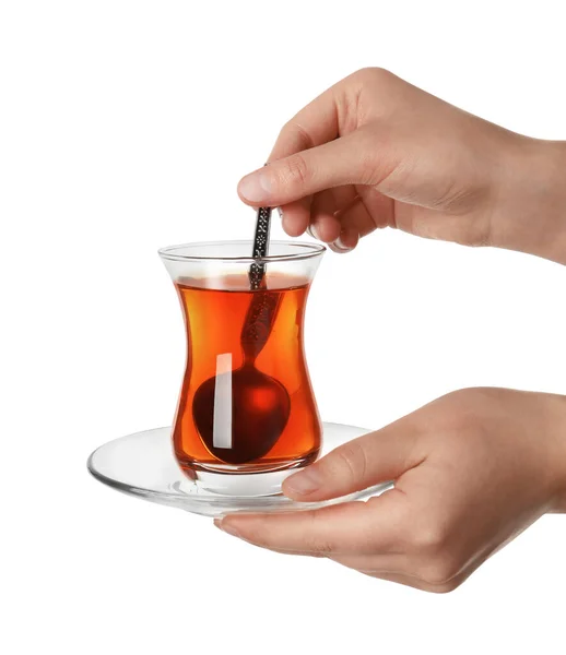 白い背景にガラスでトルコ茶を攪拌女性 クローズアップ — ストック写真