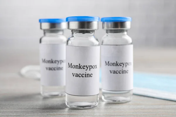 Вакцина Monkeypox Скляних Флаконах Медична Маска Дерев Яному Столі — стокове фото